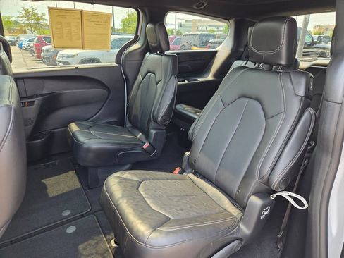 Used 2025 Chrysler Pacifica Select AWD/4WD image 28