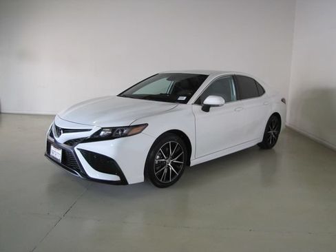 Used 2023 Toyota Camry SE FWD image 1
