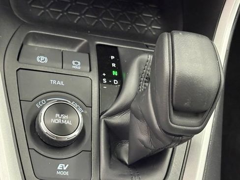 Used 2025 Toyota RAV4 XLE AWD/4WD image 31
