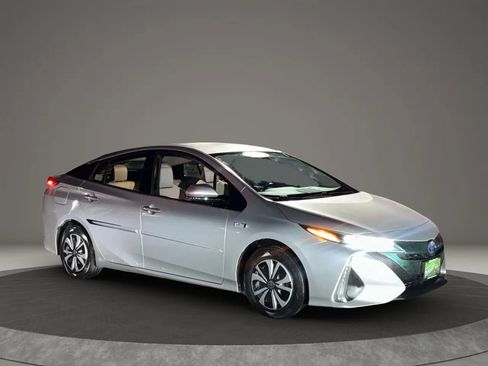 Used 2017 Toyota Prius Prime Premium image 8