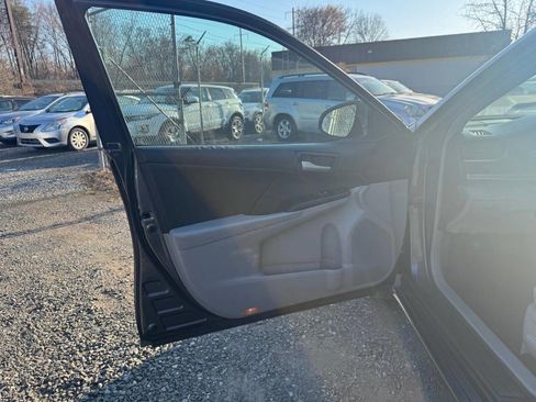 Used 2014 Toyota Camry LE image 27