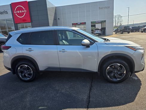 Used 2024 Nissan Rogue SV w/ SV Premium Package image 2