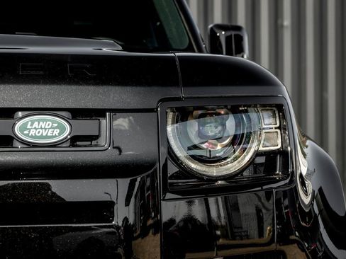 Used 2025 Land Rover Defender 130 X-Dynamic SE image 2