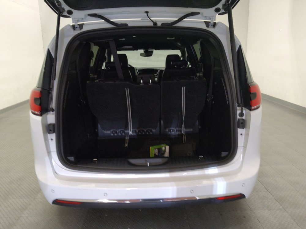Used 2025 Chrysler Pacifica Select FWD image 29