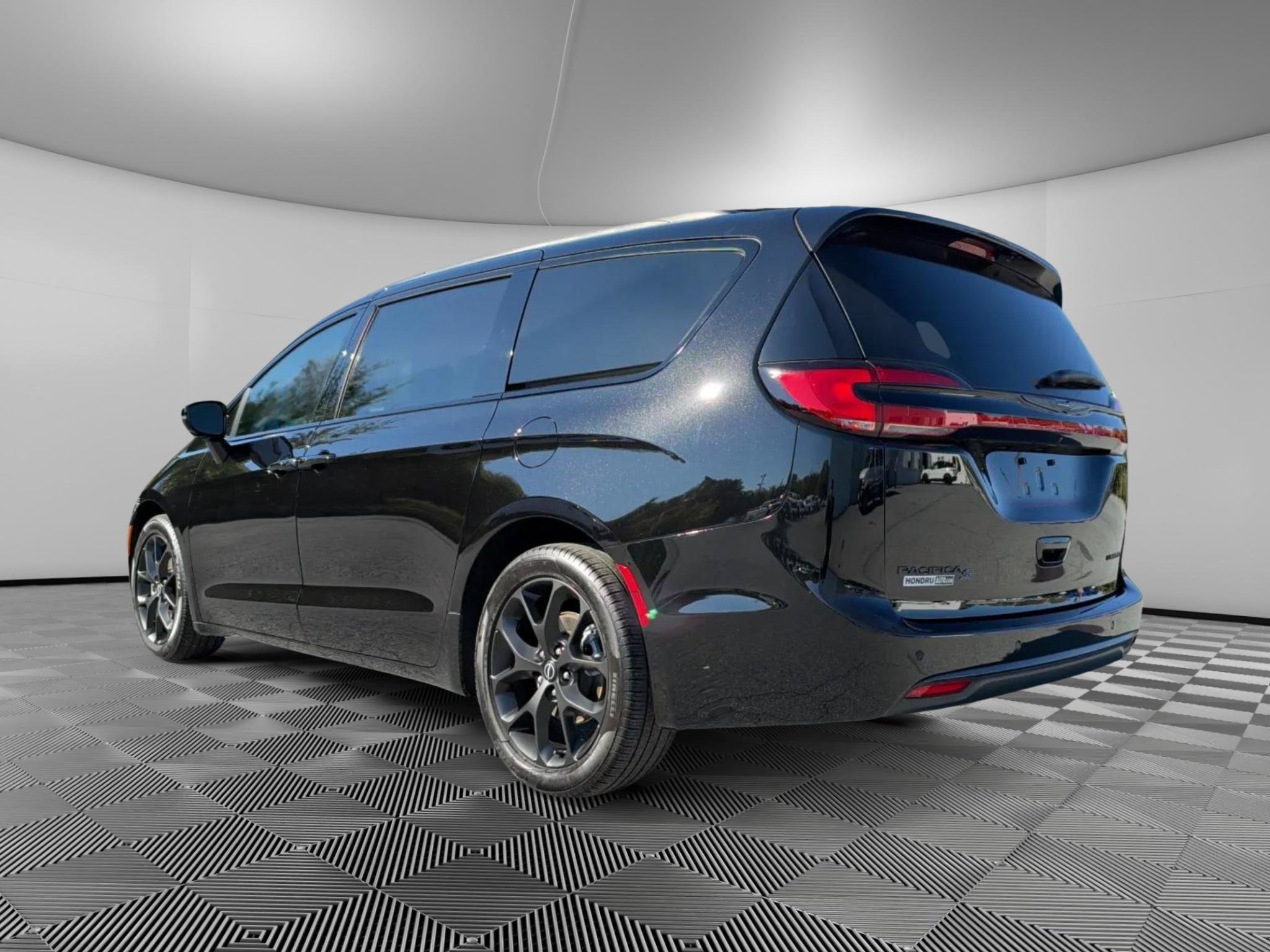 Used 2025 Chrysler Pacifica Limited FWD image 3