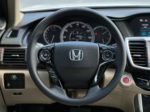 Used 2017 Honda Accord EX image 32