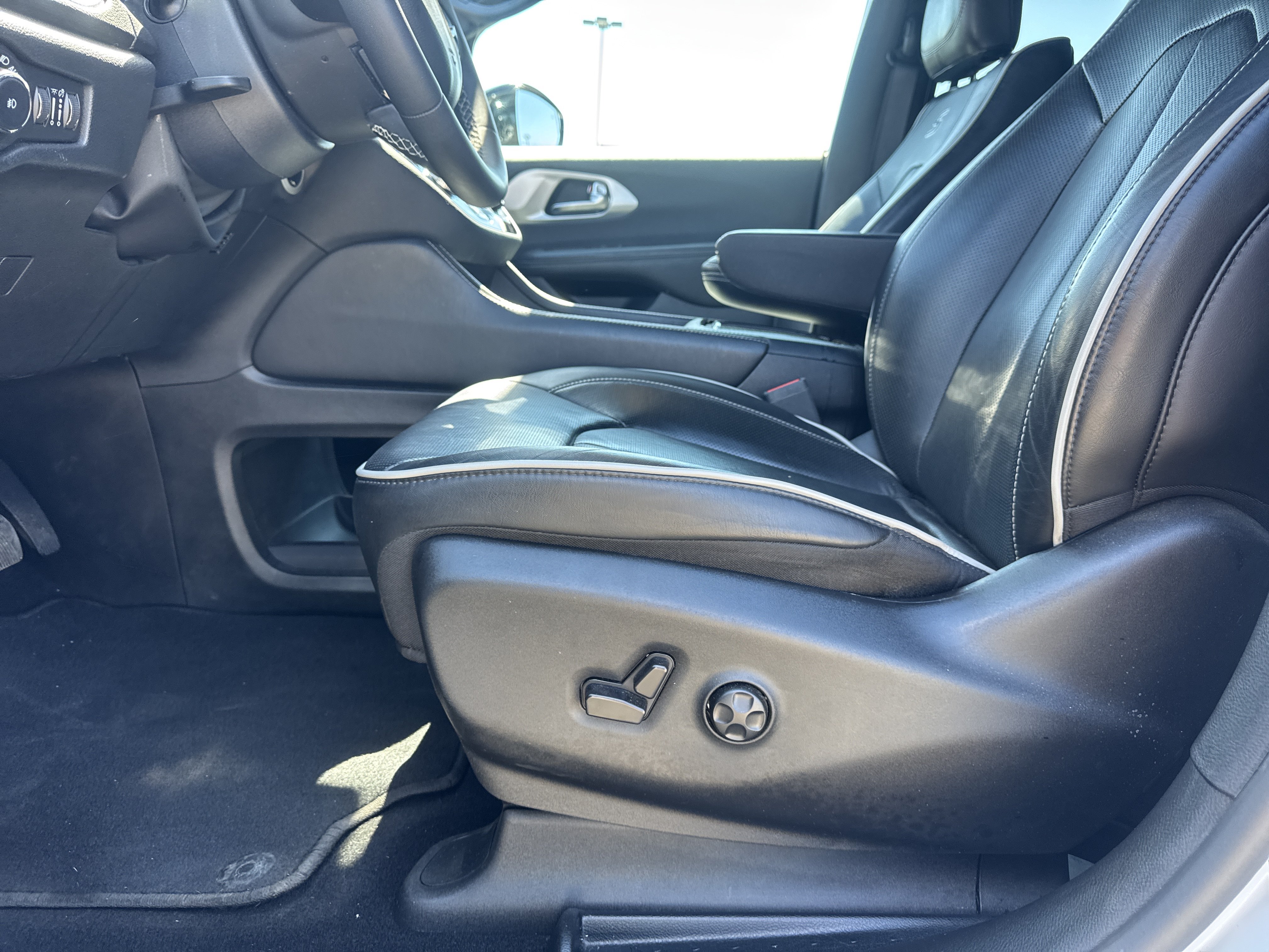 Used 2025 Chrysler Pacifica Limited FWD image 20