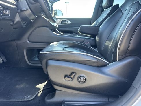 Used 2025 Chrysler Pacifica Limited FWD image 20