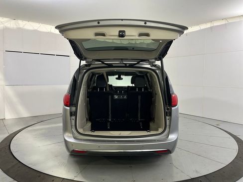 Used 2017 Chrysler Pacifica Touring-L image 9