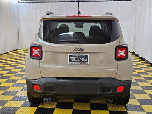 Used 2016 Jeep Renegade Latitude image 4