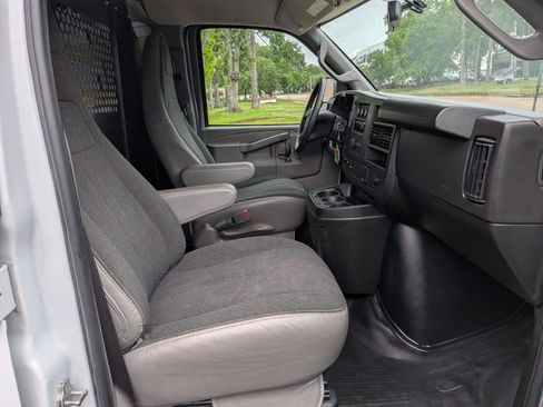 Used 2024 GMC Savana 2500 w/ Driver Convenience Package image 10