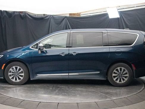 Used 2023 Chrysler Pacifica Limited FWD image 9