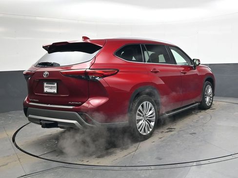 Used 2023 Toyota Highlander Platinum image 4