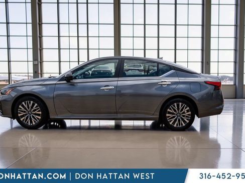Used 2025 Nissan Altima 2.5 SV FWD image 2