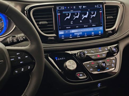 New 2026 Chrysler Pacifica Select image 16