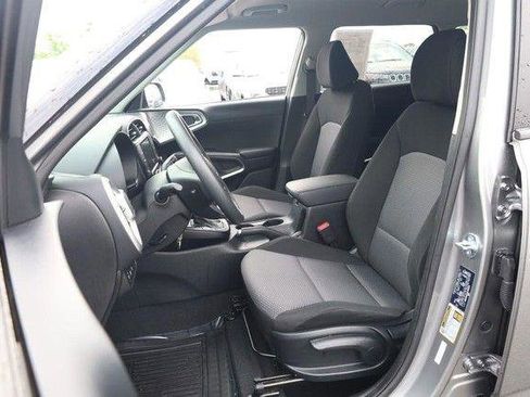 Used 2025 Kia Soul LX w/ LX Technology Package FWD image 8