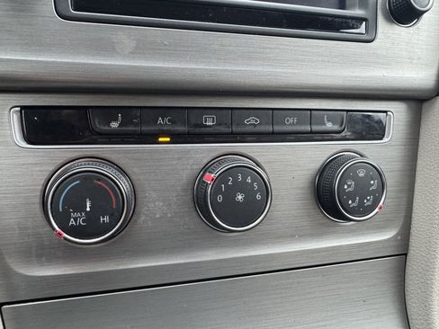 Used 2016 Volkswagen Golf Limited Edition image 27