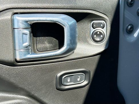 Used 2021 Jeep Gladiator Willys image 16
