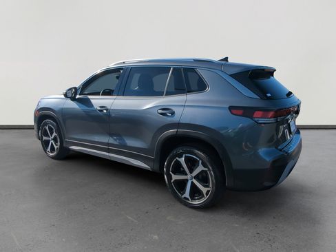 Certified 2025 Volkswagen Tiguan SE image 3