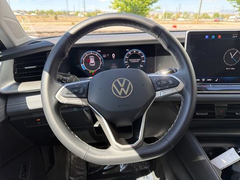 Certified 2025 Volkswagen Tiguan SE AWD/4WD image 18