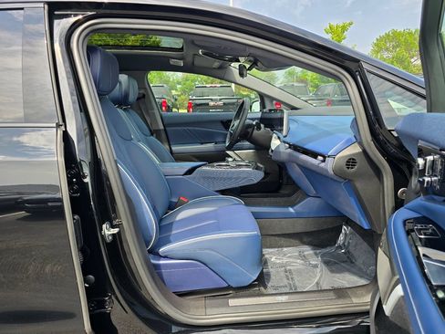 Certified 2025 Cadillac Optiq Sport 2 w/ LPO, Floor Liner Package AWD/4WD image 28