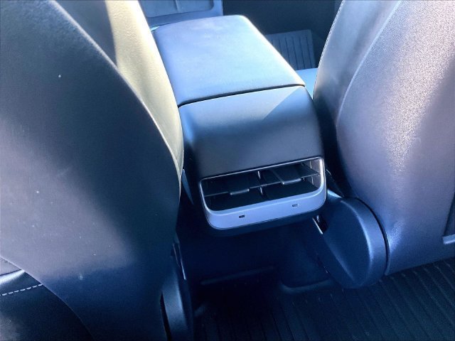 Used 2022 Tesla Model Y Long Range AWD/4WD image 28