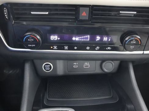 Used 2022 Nissan Rogue SV image 15