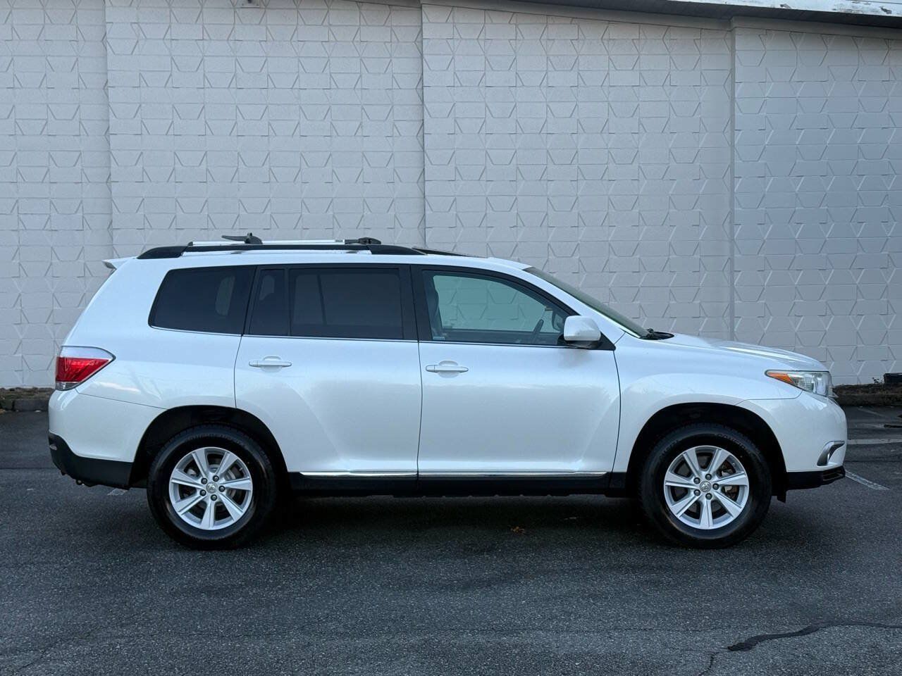 Used 2012 Toyota Highlander SE w/ Tow Pkg AWD/4WD image 2