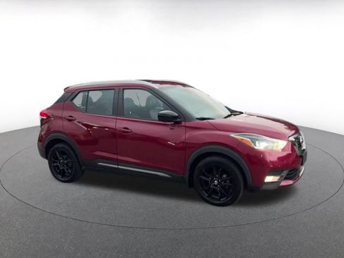 Used 2020 Nissan Kicks SR w/ SR Premium Package FWD image 2