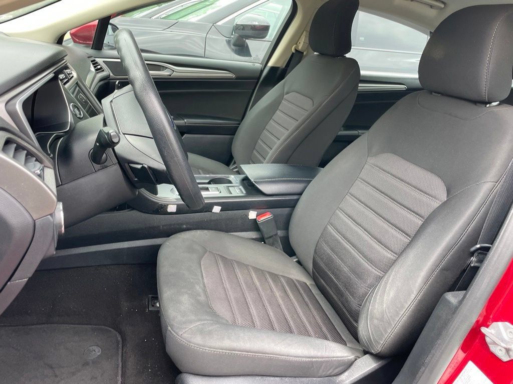 Used 2019 Ford Fusion SE FWD image 7