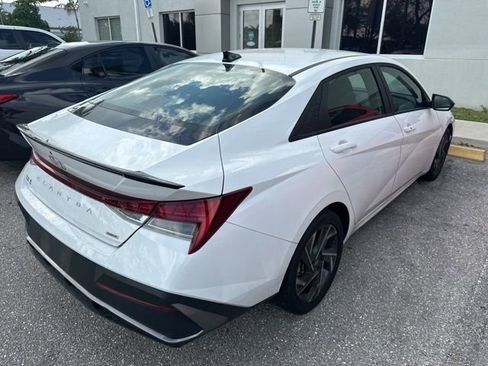 Used 2025 Hyundai Elantra SEL image 11