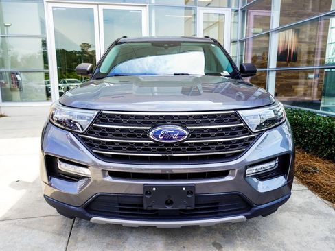 Used 2022 Ford Explorer XLT w/ Equipment Group 202A image 7