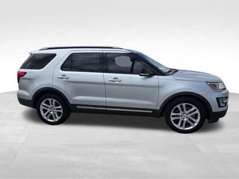 Used 2017 Ford Explorer XLT w/ Equipment Group 202A FWD image 2