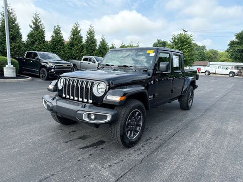 Used 2023 Jeep Gladiator Overland image 4