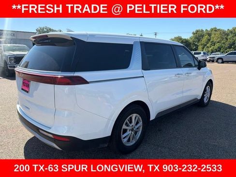Used 2024 Kia Carnival LX FWD image 3