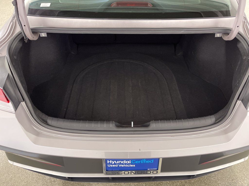 Certified 2025 Hyundai Elantra Limited FWD image 11