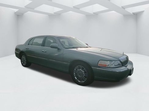 Used 2006 Lincoln Town Car Signature L image 3