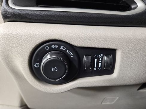 Used 2023 Chrysler Pacifica Touring-L FWD image 31