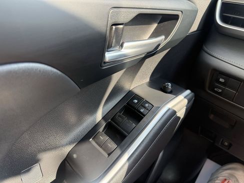 Used 2021 Toyota Highlander XLE AWD/4WD image 26