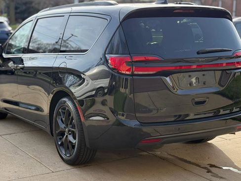 Used 2025 Chrysler Pacifica Limited image 5