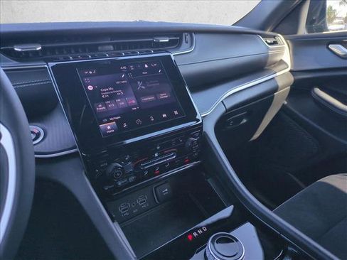 Used 2025 Jeep Grand Cherokee Altitude RWD image 14