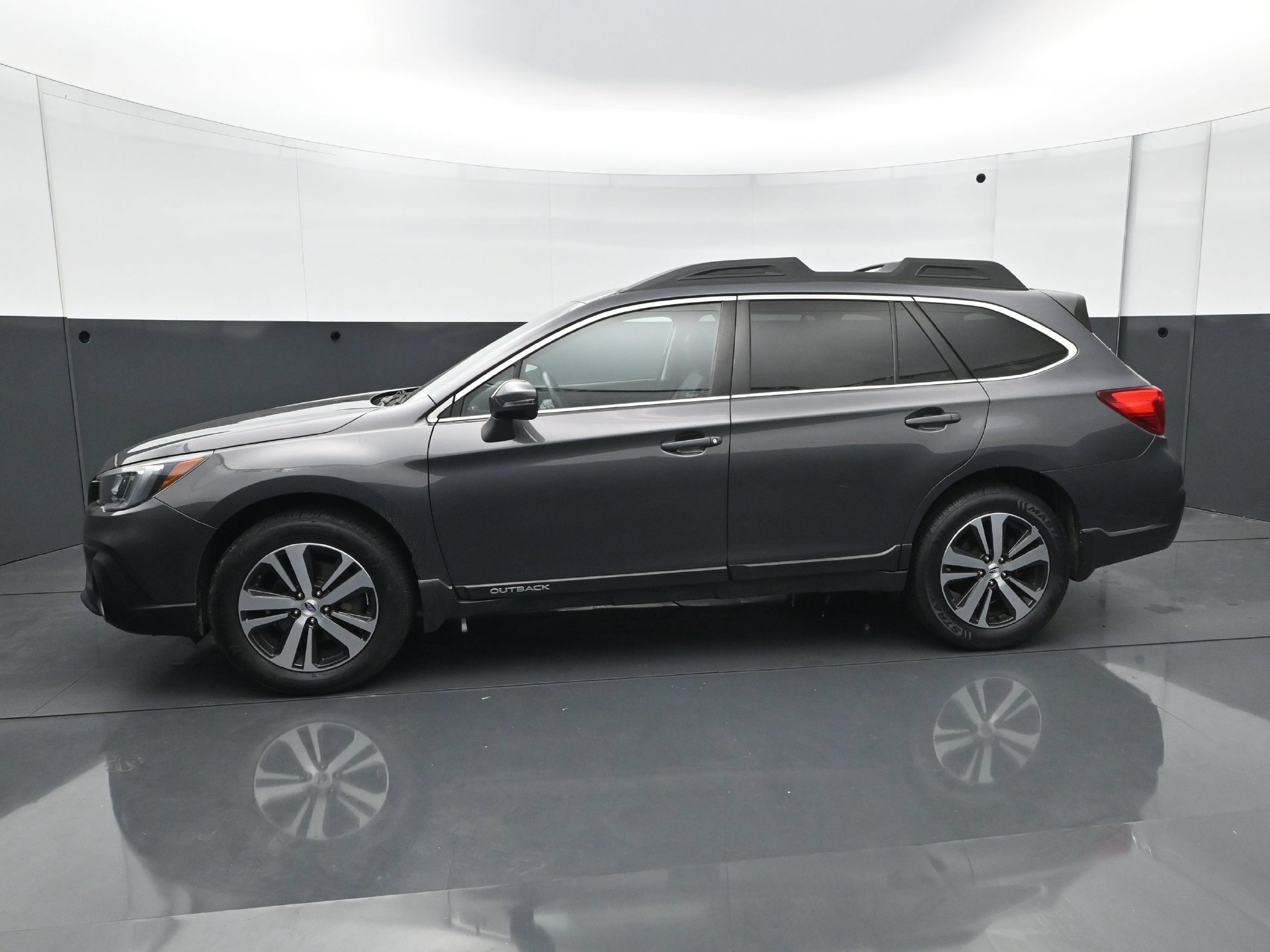 Used 2018 Subaru Outback 2.5i Limited w/ Popular Package #2 AWD/4WD image 3