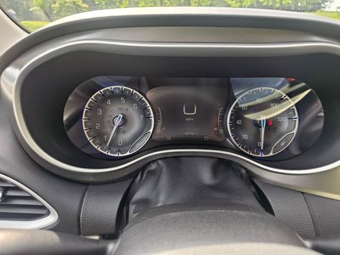 Used 2023 Chrysler Pacifica Touring-L FWD image 35