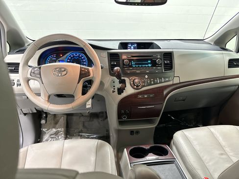 Used 2013 Toyota Sienna XLE image 29