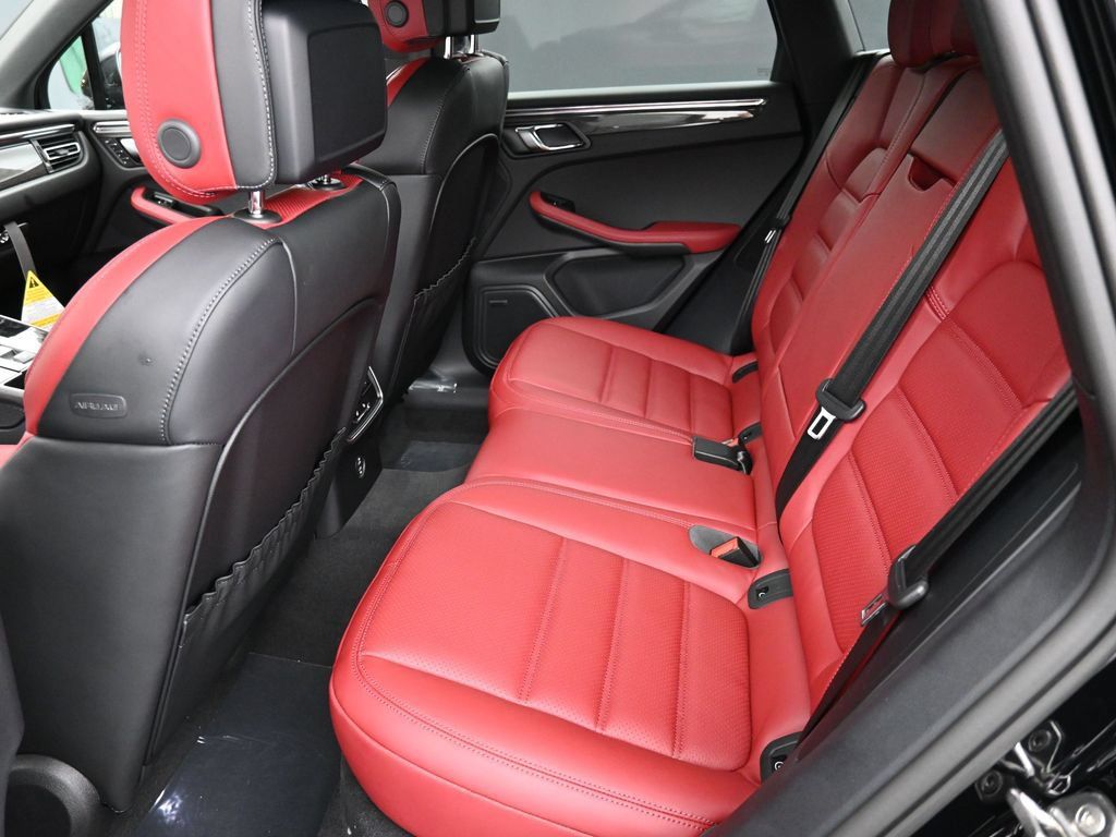Certified 2026 Porsche Macan AWD/4WD image 7