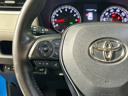 Used 2021 Toyota RAV4 XLE Premium image 17