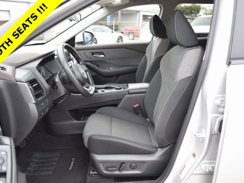 Used 2023 Nissan Rogue SV image 3