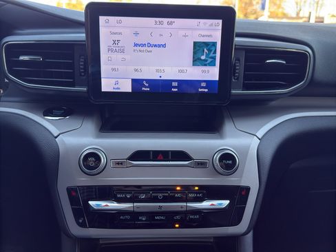 Used 2024 Ford Explorer XLT w/ Equipment Group 202A image 18