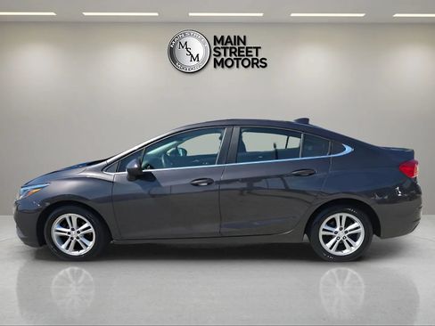 Used 2017 Chevrolet Cruze LT FWD image 2