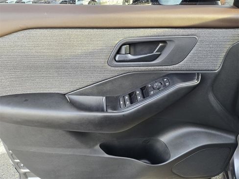 Used 2023 Nissan Rogue S image 16